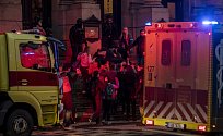 Záchranáři a policie pomáhají studentům a pracovníkům fakulty v Praze po střeleckém útoku