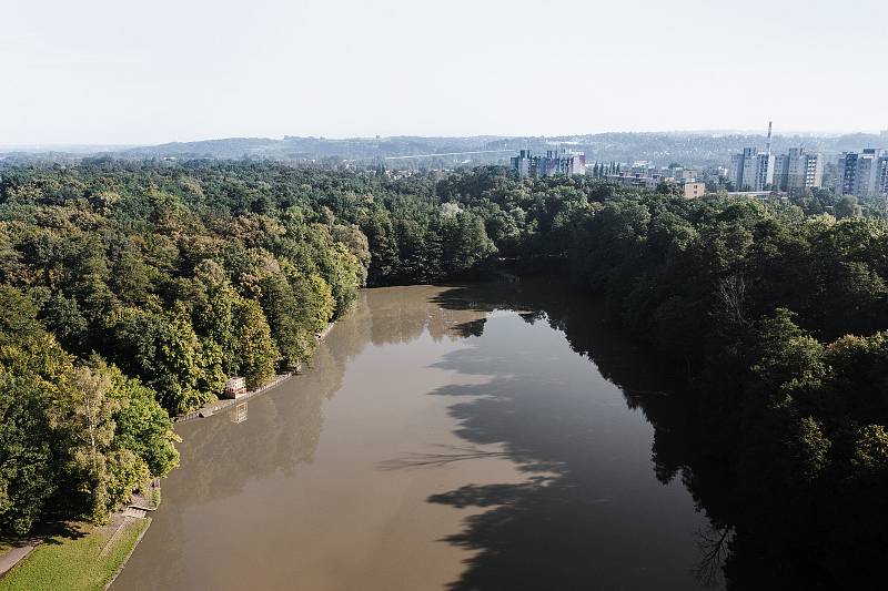 Koupat se zde moc nedá, rozjímat a užívat si čajových rituálů již ano.