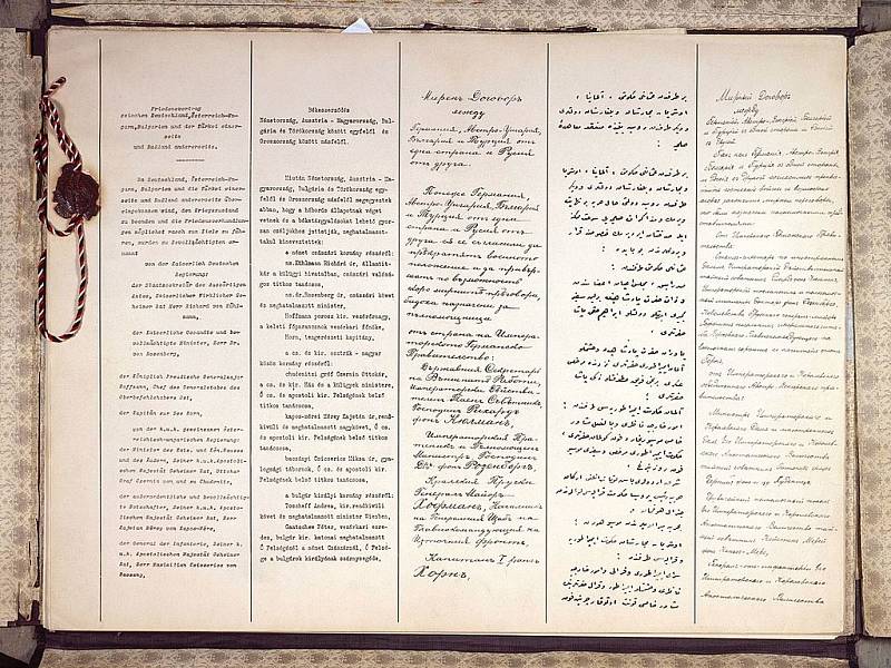 První strana smlouvy v němčině, maďarštině, bulharštině, osmanské turečtině a ruštině (zleva doprava)