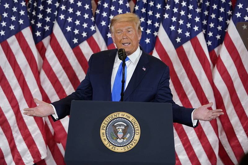 Americký prezident Donald Trump během vystoupení v Bílém domě k proběžným výsledkům voleb, 4. listopadu 2020.
