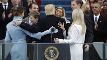 Donald Trump se objímá se svou rodinou.