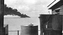 Torpédoborec amerického námořnictva třídy Clemson USS Peary těžce hoří po japonském leteckém útoku na Darwin, dne 19. února 1942