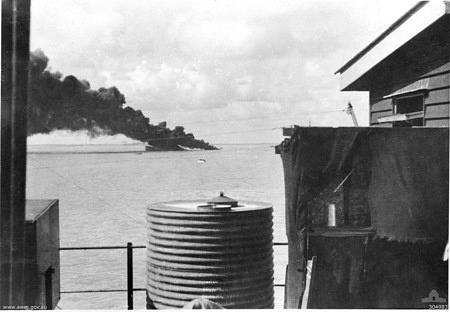 Torpédoborec amerického námořnictva třídy Clemson USS Peary těžce hoří po japonském leteckém útoku na Darwin, dne 19. února 1942