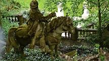 Podstatně méně zmámá jezdecká socha Jana Žižky, nacházející se v nepřístupném parku Edmunda Teyrovského ve Všenorech, pohled z ulice Karla Majera