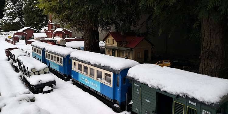 Zahradní železnice Karla Váni je propracovaná do všech detailů, stejně jako její okolí