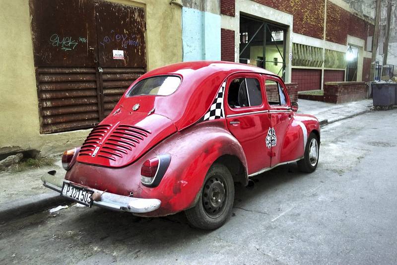 ...jednou z mála dalších výjimek je tento Renault 4CV