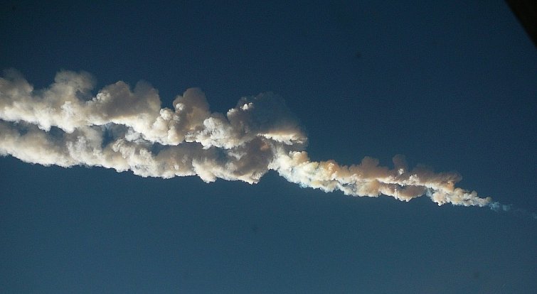 Fotografie čeljabinského meteoru, pořízená očitým svědkem z Čeljabinského činoherního divadla