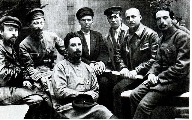 Čekisté S. G. Uralov, F. E. Dzeržinskij, K. M. Volobujev, M. I. Vasiljev-Južin, V. I. Savinov, I. K. Ksenofontov a G. S. Moroz na snímku z roku 1919