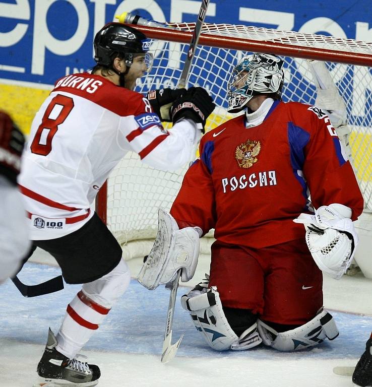 Ruský brankář Nabokov inkasuje gól ve finále mistrovství světa.