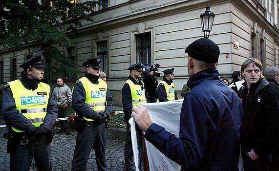 Několik desítek neonacistů a příznivců Dělnické strany protestovalo 21. října před budovou Úřadu vlády České republiky v Praze proti zatčení několika krajních pravičáků.