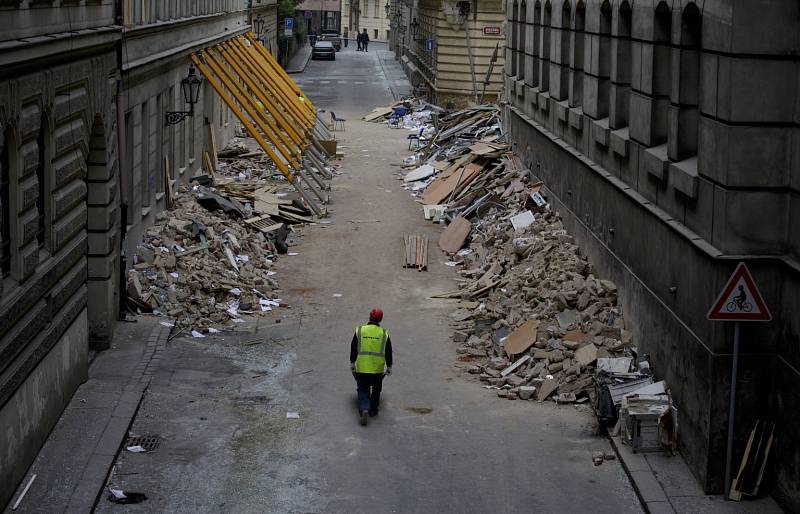 Dělníci uklízeli sutiny po výbuchu v pražské Divadelní ulici 1. května v Praze.