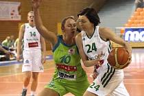 Basketbalistky IMOSU Brno (v zeleném) proti Valosunu.