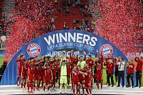 Fotbalisté Bayernu s trofejí pro vítěze Superpoháru.