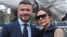 FOTBALISTA A ZPĚVAČKA. David Beckham žije s Victorií dodnes. Ustáli několik manželských krizí a mají čtyři děti.