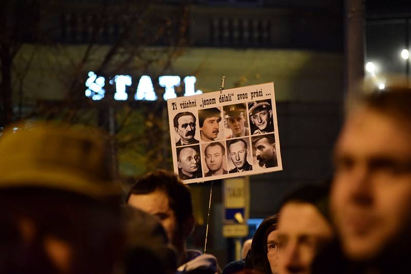 Tisíce lidí protestovali na náměstí Svobody v Brně proti takzvané mlátičce Zdeňkovi Ondráčkovi.