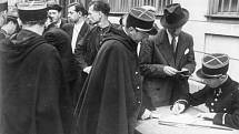 Holokaust ve Francii okupované fašistickým německým Wehrmachtem, srpen 1941. Francouzská policie zatýká z rozkazu německých okupantů Židy a zaznamenává jejich osobní údaje
