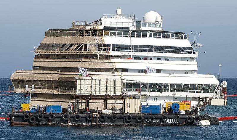 Vrak Costa Concordia po vytažení a při přesunu ke sešrotování.