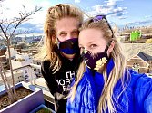 Česká umělkyně žijící v New Yorku Radka Salcmannová a její přítel (vlevo) pózují v rouškách proti koronaviru, které umělkyně šije. Američané se podle ní kvůli ochraně před koronavirem o roušky stále více zajímají. Látkové masky na obličej začala vizuální