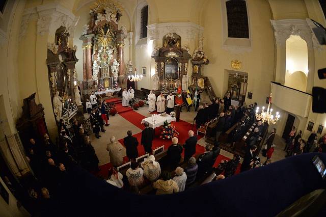 Kardinál Dominik Duka přijel 20. listopadu do Lán odsloužit bohoslužbu za vlast a za prezidenta v tamním kostele, který je součástí zámeckého areálu.