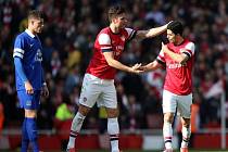 Fotbalisté Arsenalu Olivier Giroud (uprostřed) a Mikel Arteta se radují z gólu proti Evertonu.