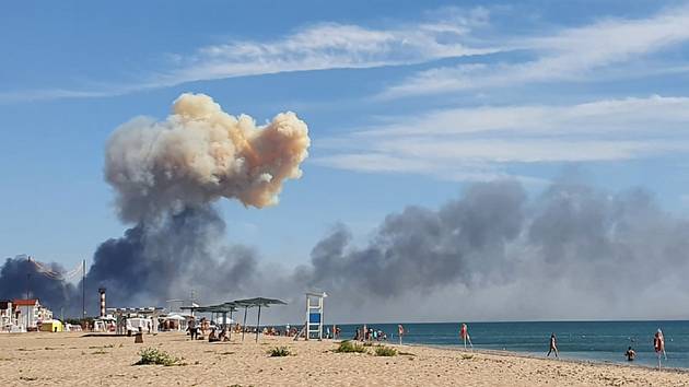 Kouř stupající z místa výbuchu v areálu ruské letecké základny Saky na západě Krymu, 9. srpna 2022.