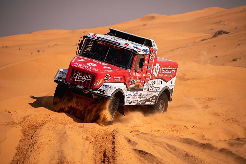 Kamion Praga za volantem s Alešem Lopraisem na trati Rallye Dakar