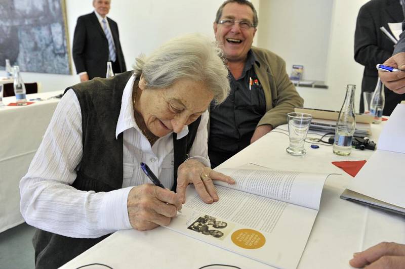 Ve věku 97 let zemřela legendární česká atletka Dana Zátopková, olympijská vítězka v hodu oštěpem