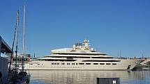 Jachta Dilbar patří mezi největší na světě. Patřila ruskému miliardáři Ališerovi Usmanovi.