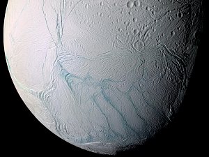 Na snímku pořízeném sondou Cassini jsou vidět "tygří pruhy" na jižním pólu Enceladu, Saturnova měsíce.