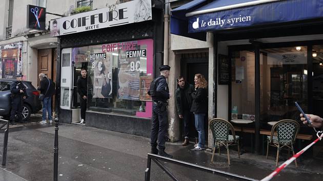 Policejní vyšetřovatelé na místě střelby v Paříži, 23. prosince 2022