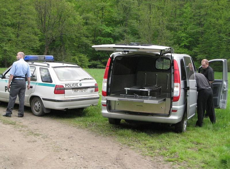 Pracovníci pohřební služby odvážejí tělo fanouška z místa tragédie