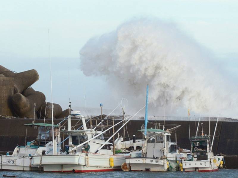 Japonsko se připravuje na přechod tajfunu Phanfone. Vichr, lijáky a vlnobití zatím podle portálu weather.com bičují menší japonské ostrovy na jihu země. Ilustrační foto.