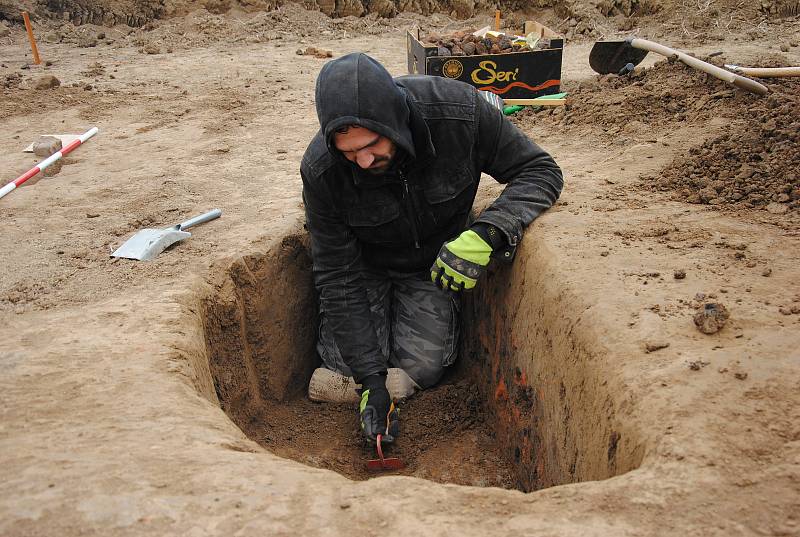 Pracovníci Muzea regionu Valašsko při archeologickém průzkumu v roce 2019. V průmyslové zóně v lešenské místní části Lhotka nad Bečvou objevili část sídliště z konce doby kamenné.