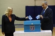 Izraelský premiér Benjamin Netanjahu (vpravo) a jeho manželka Sara Netanjahuová u voleb.