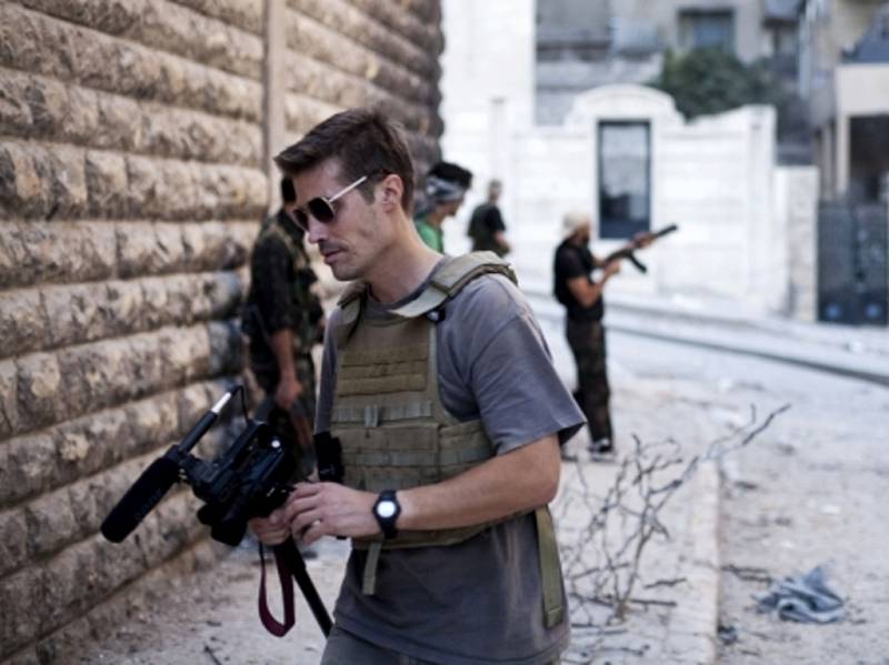 Bojovníci Islámského státu, kteří v Sýrii popravili amerického novináře Jamese Foleyho, požadovali za něj výkupné 100 milionů eur (2,8 miliardy korun).