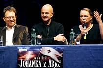 Gábina Osvaldová, Ondřej Soukup (uprostřed) a režisér Lubomír Fritz během tiskové konference k obnovené premiéře úspěšného muzikálu Johanka z Arku.