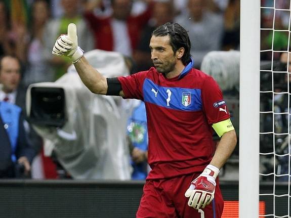 Ital Gianluigi Buffon chválí obránce před sebou.