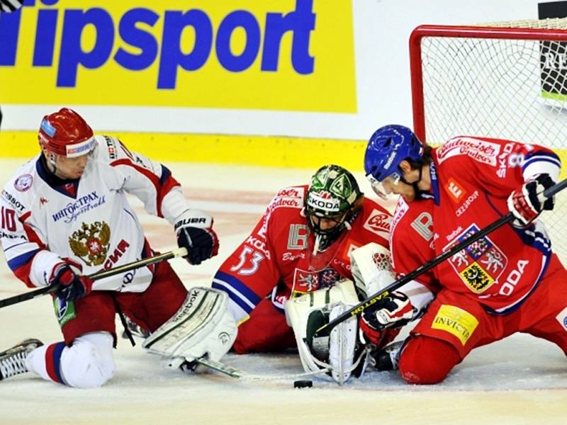 Zleva Sergej Mozjakin z Ruska, český brankář Alexander Salák a Jakub Nakládal.