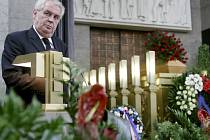 Poslední rozloučení s Valtrem Komárkem proběhlo ve strašnickém krematoriu v Praze. Na snímku prezident Miloš Zeman.