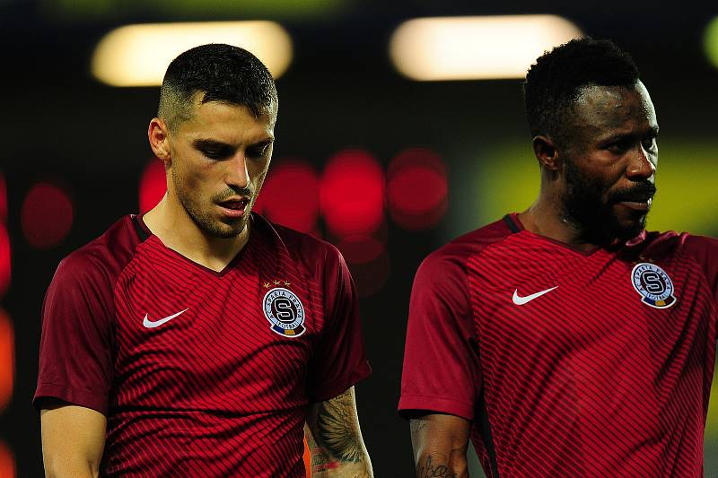 Fotbalové utkání 2. předkola Evropské ligy UEFA mezi celky AC Sparta Praha a FK Spartak Subotica 2. srpna v Praze. Zleva Nicolae-Claudiu Stanciu a Guélor Kaku Kanga.