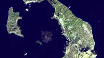 Kaldera na Santorini je pozůstatkem dávné sopečné erupce.