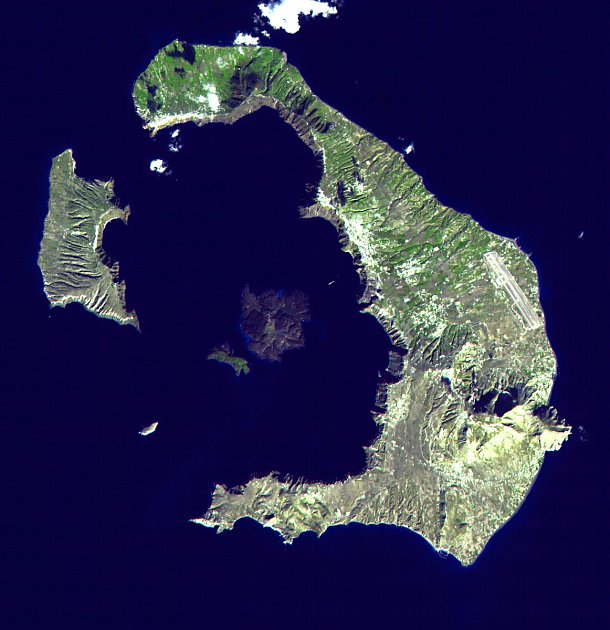 Kaldera na Santorini je pozůstatkem dávné sopečné erupce.