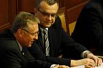 Premiér Mirek Topolánek (vlevo) a ministr financí Miloslav Kalousek na schůzi Sněmovny. Premiér přiznal , že finanční krize už dorazila i do Česka