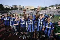 Hráči Interu Milán slaví zisk italského "Scudetta".