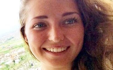 Jednadvacetiletá Asa Hutchinsovoá čelí obivnění za to, že přihlížela potyčce