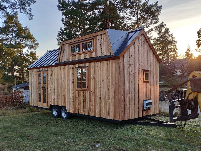 Od maringotky se tiny house odlišuje tím, že má ještě spací loft nahoře