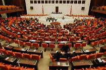 V tureckém parlamentu se už podruhé tento týden poprali poslanci z vládního a opozičního tábora, kteří vedou vášnivý spor kvůli přijetí nového zákona o policii. Ilustrační foto.