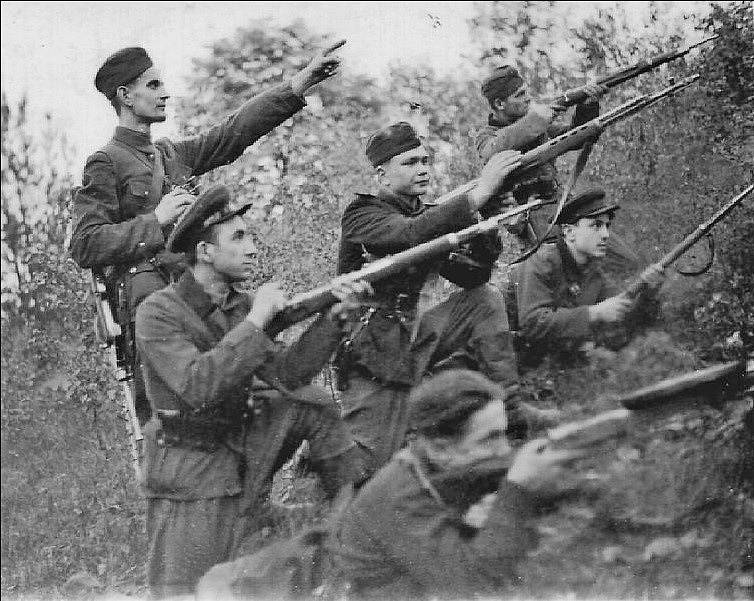 Příslušníci Ukrajinské povstalecké armády (banderovci) přibližně v roce 1947, na snímku neznámý partyzánský oddíl v oblasti Rivne
