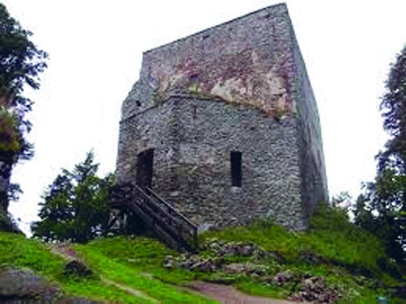Vítkův hrádek.  Nejvýše položený hrad v Čechách s největší dochovanou obytnou věží se tyčí v nadmořské výšce 1053 metrů.