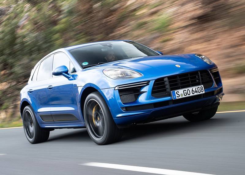 Porsche Macan Turbo. 0-100 km/h za 4,5 s. Maximální rychlost 270 km/h. Cena: 2 480 000 Kč.